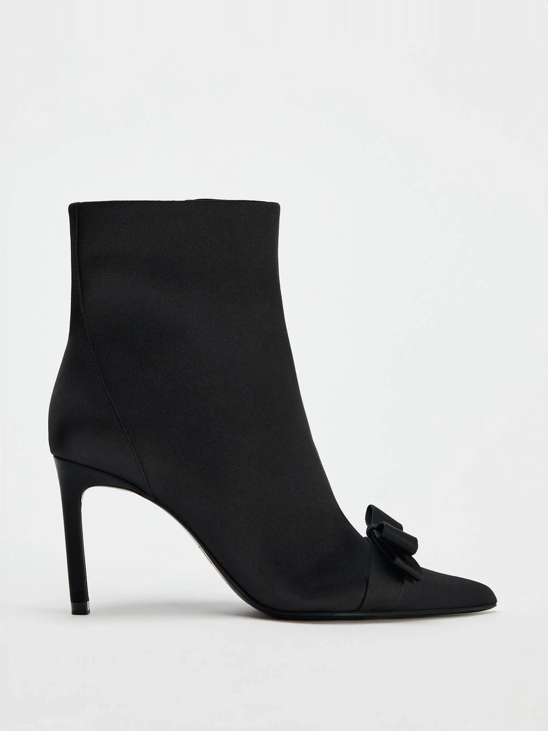 Heeled ankle boots with bow