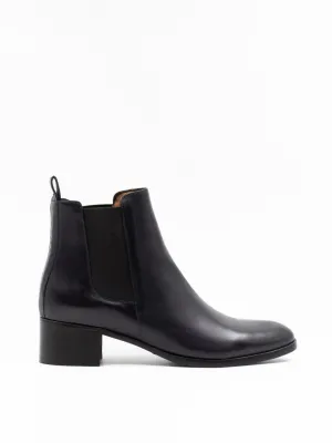 Heeled Chelsea boots in navy leather