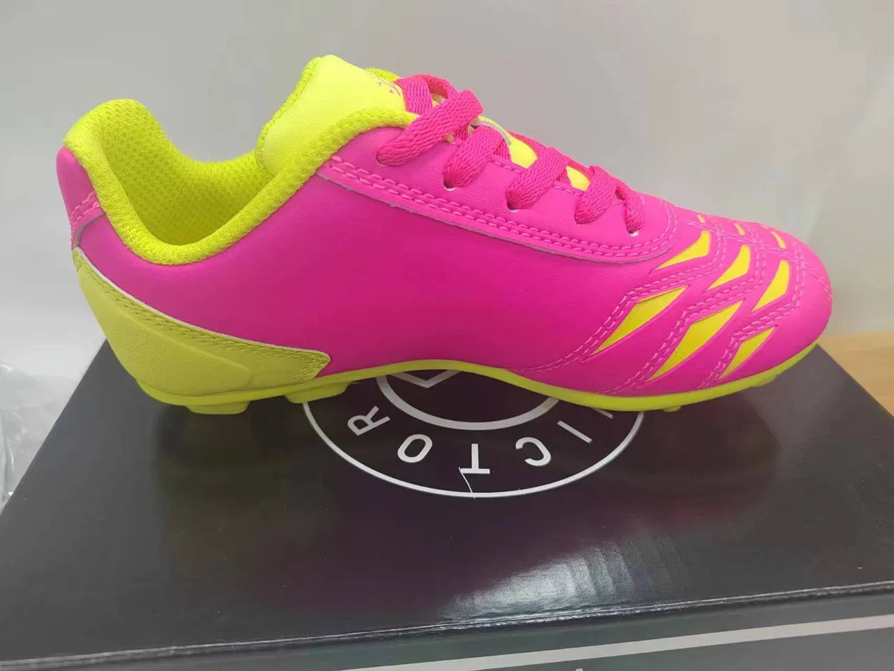 New Victor Sierra Kids Cattura MD Jr Soccer Shoes Size 6.5 - Pink/Yellow